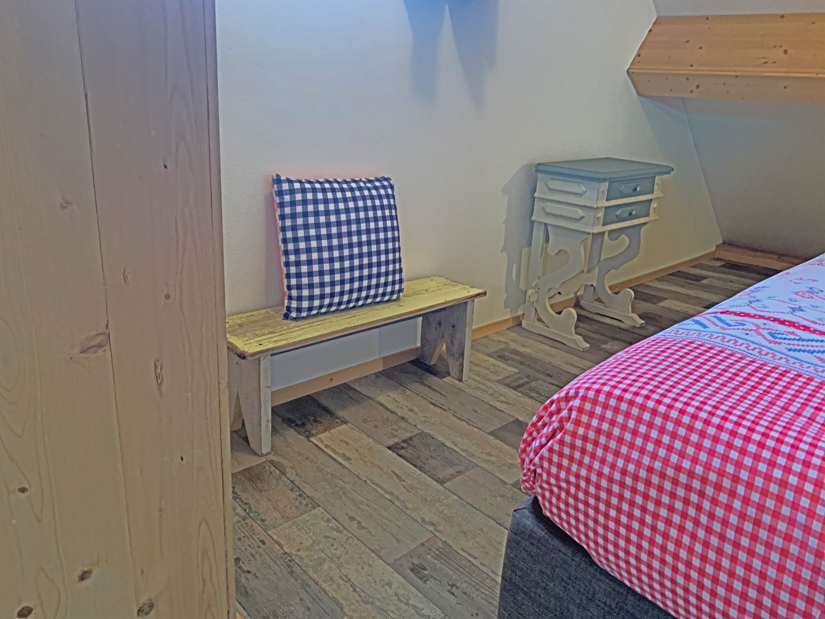 4 bedrooms, iron/ironing board, WiFi (free), bed sheets