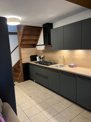 Geladeira, micro-ondas, cooktop, lava-louças