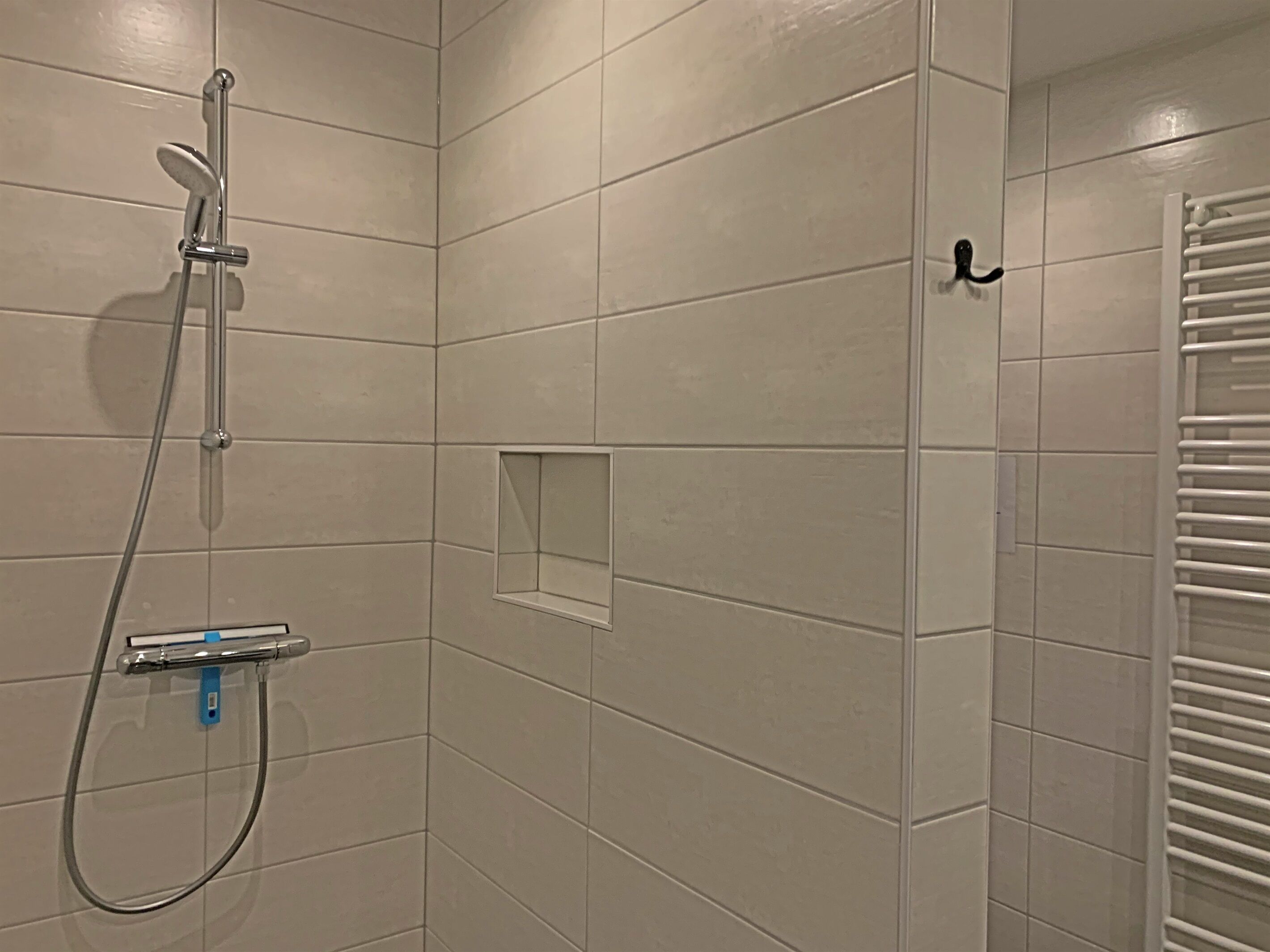 Een douche, een haardroger, handdoeken