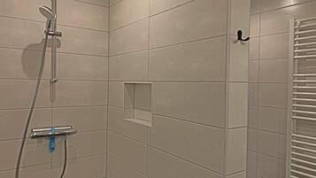 Een douche, een haardroger, handdoeken