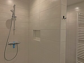 Douche, sèche-cheveux, serviettes fournies