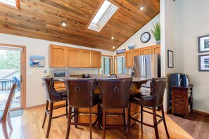 Dining - WITC03 - Updated Home, Great Outdoor Space, AC, Hot Tub (Sunriver)