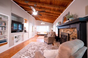 Smart-TV, DVD-spiller, filmbibliotek og stereoanlegg