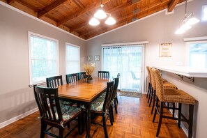 Dining - Waterfront cottage with dock on Lake Hartwell (Townville)