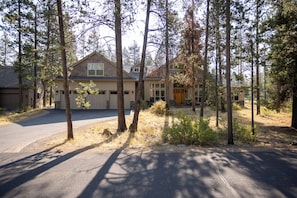 Exterior - JACK10 - Spacious Home, 5 Suites, Foosball, Private Hot Tub, Bikes (Sunriver)