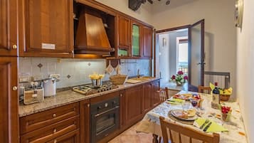 Réfrigérateur, four, plaque de cuisson, cafetiÚre/bouilloire