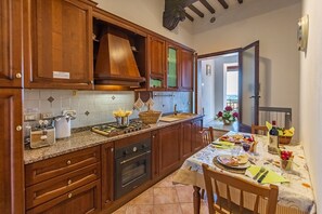 Fridge, oven, stovetop, coffee/tea maker