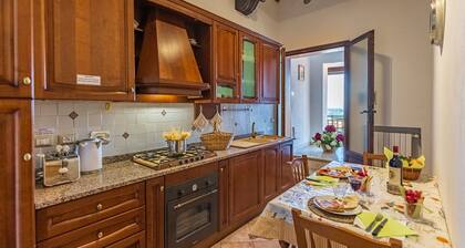 Panoramic apartment Il Borgo Antico in the city centre