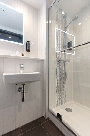 Duş, ücretsiz banyo/kozmetik ürünleri, saç kurutma makinesi, havlu 
