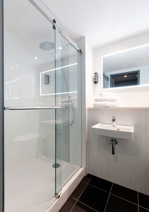 Shower, free toiletries, hair dryer, towels - Point A Dublin Parnell Street (Dublin)