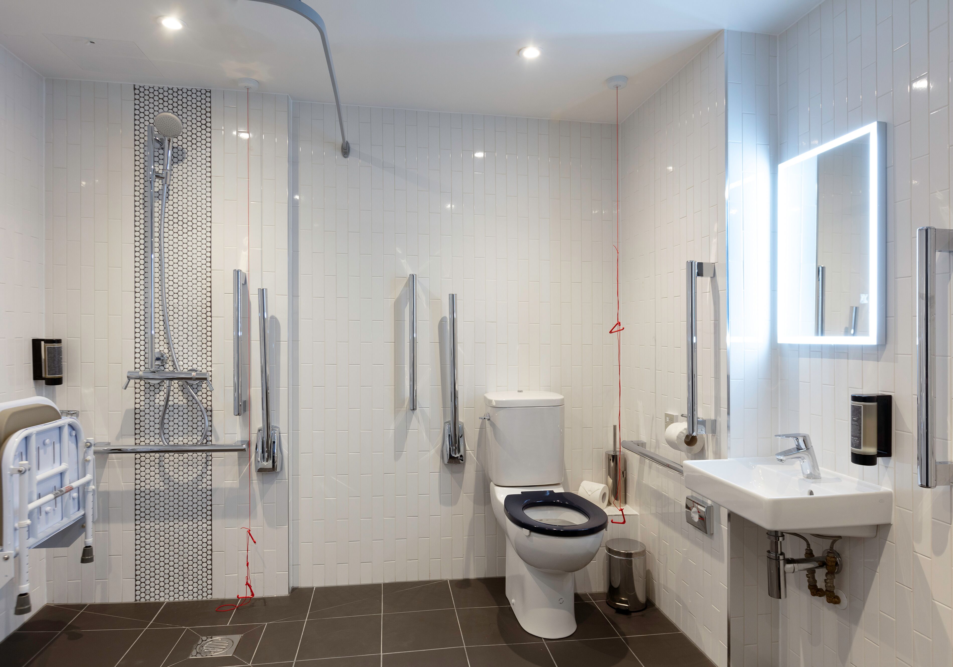 comfy accessible double | bathroom | shower, free toiletries, hair dryer, towels
