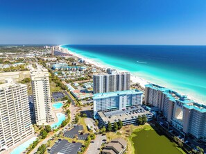 Ein Küstenresort mit Hochhäusern, einem Strand und einem Schwimmbad.
