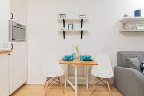 Microondas, tetera/pava eléctrica, utensilios de cocina, freezer