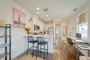 Fridge, microwave, oven, stovetop - Wineries & Wine: A Comforting Getaway in Wine Country (Santa Rosa)