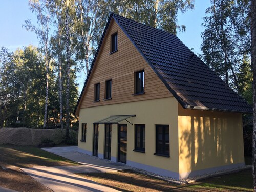 lauch3.de: yellow holiday home by the lake