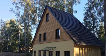 lauch3.de: yellow holiday home by the lake