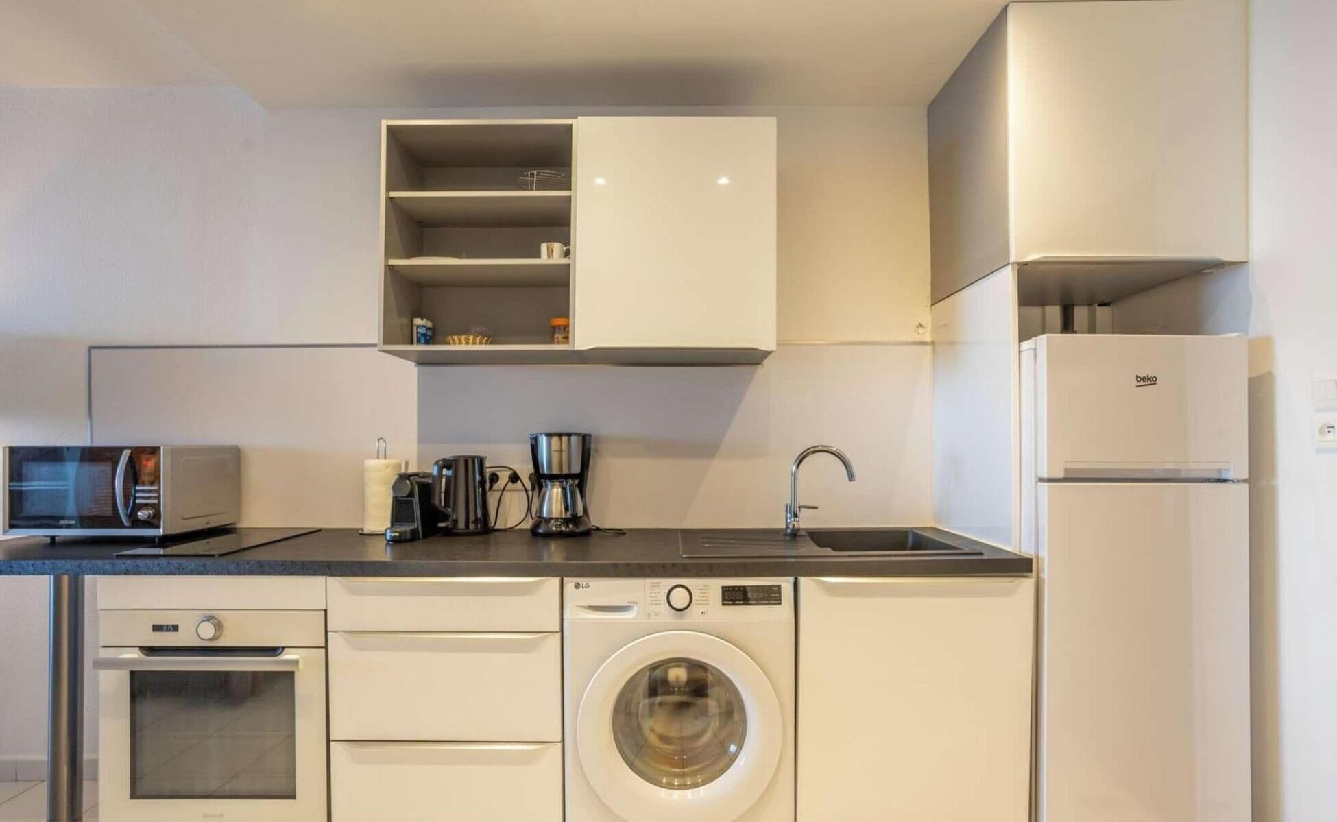 Coffee/tea maker, fridge, microwave, stovetop