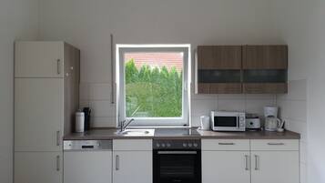 Jääkaappi, mikroaaltouuni, uuni, liesi