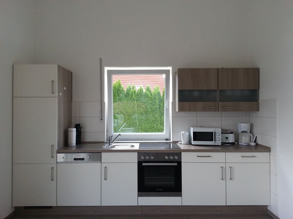 Réfrigérateur, micro-ondes, four, plaque de cuisson