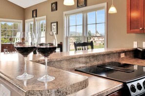 Fridge, microwave, oven, stovetop - Cozy winter condo in Owl’s Nest Resort (Thornton)