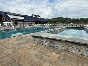 Outdoor pool, a heated pool - Cozy winter condo in Owl’s Nest Resort (Thornton)