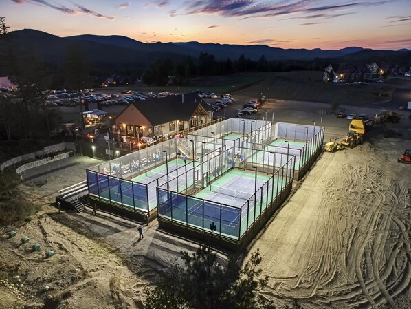 Sports court - Cozy winter condo in Owl’s Nest Resort (Thornton)