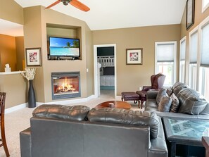 Smart TV, fireplace, video games, DVD player - Cozy winter condo in Owl’s Nest Resort (Thornton)