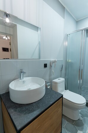 이코노미 더블룸 | 욕실 | 샤워 시설, 레인폴 샤워기, 고급 세면용품, 헤어드라이어