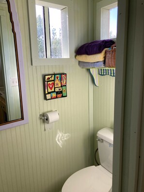 Shower, towels, soap, shampoo - Angel's Landing Bunkhouse (Marble Falls)