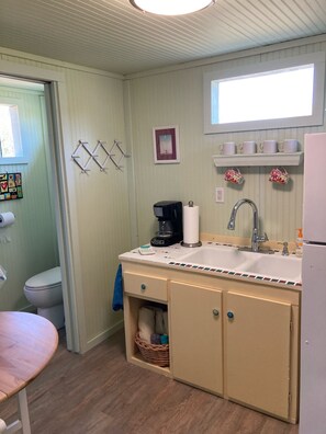 Shower, towels, soap, shampoo - Angel's Landing Bunkhouse (Marble Falls)