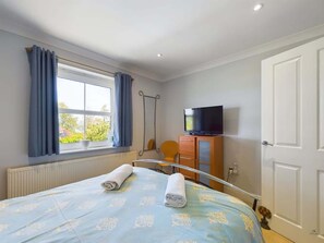 3 bedrooms, iron/ironing board, free WiFi, bed sheets