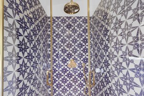 Design appartement | Badkamer | Een douche, een regendouche, gratis toiletartikelen, een haardroger