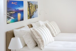 Design Apartment | 2 bedrooms, down duvets, desk, laptop workspace - Deluxe Home in Sorrento Old Town with Balconies (Sorrento)