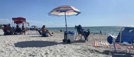 بالقرب من الشاطئ، كراسي للتشمس