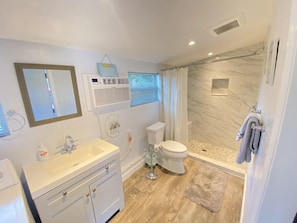 Combined shower/tub, towels, toilet paper