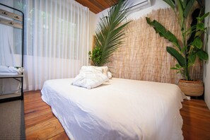 4 habitaciones, tabla de planchar con plancha, wifi y ropa de cama