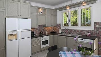 Luxury Villa | Private kitchen | Fridge, microwave, oven, stovetop
