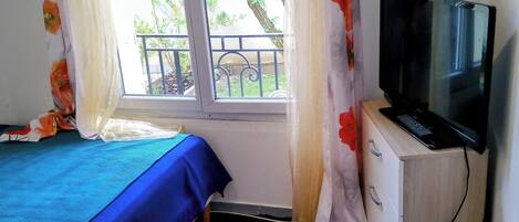 2 bedrooms, desk, iron/ironing board, WiFi