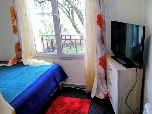2 bedrooms, desk, iron/ironing board, WiFi