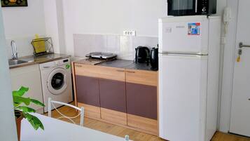 Cafetière/bouilloire, réfrigérateur, micro-ondes, plaque de cuisson