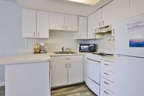 Cookware/dishes/utensils