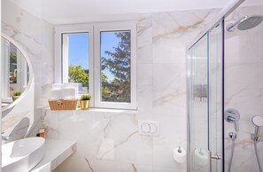 Dusche, Haartrockner, Handtücher, Seife