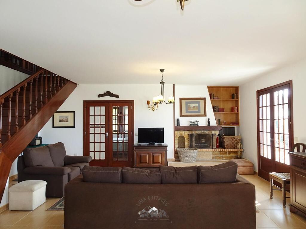 Smart TV, chimenea y estéreo 