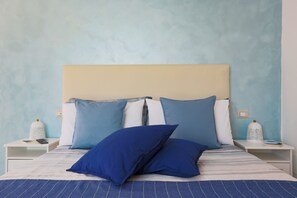 1 habitación, ropa de cama de alta calidad, cubrecamas y escritorio