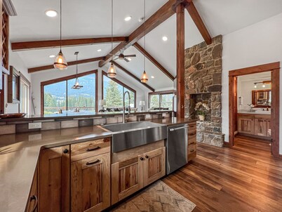 Amazing Historic Montana House. Hot Tub, Large Deck, On Golf Course A++ Location