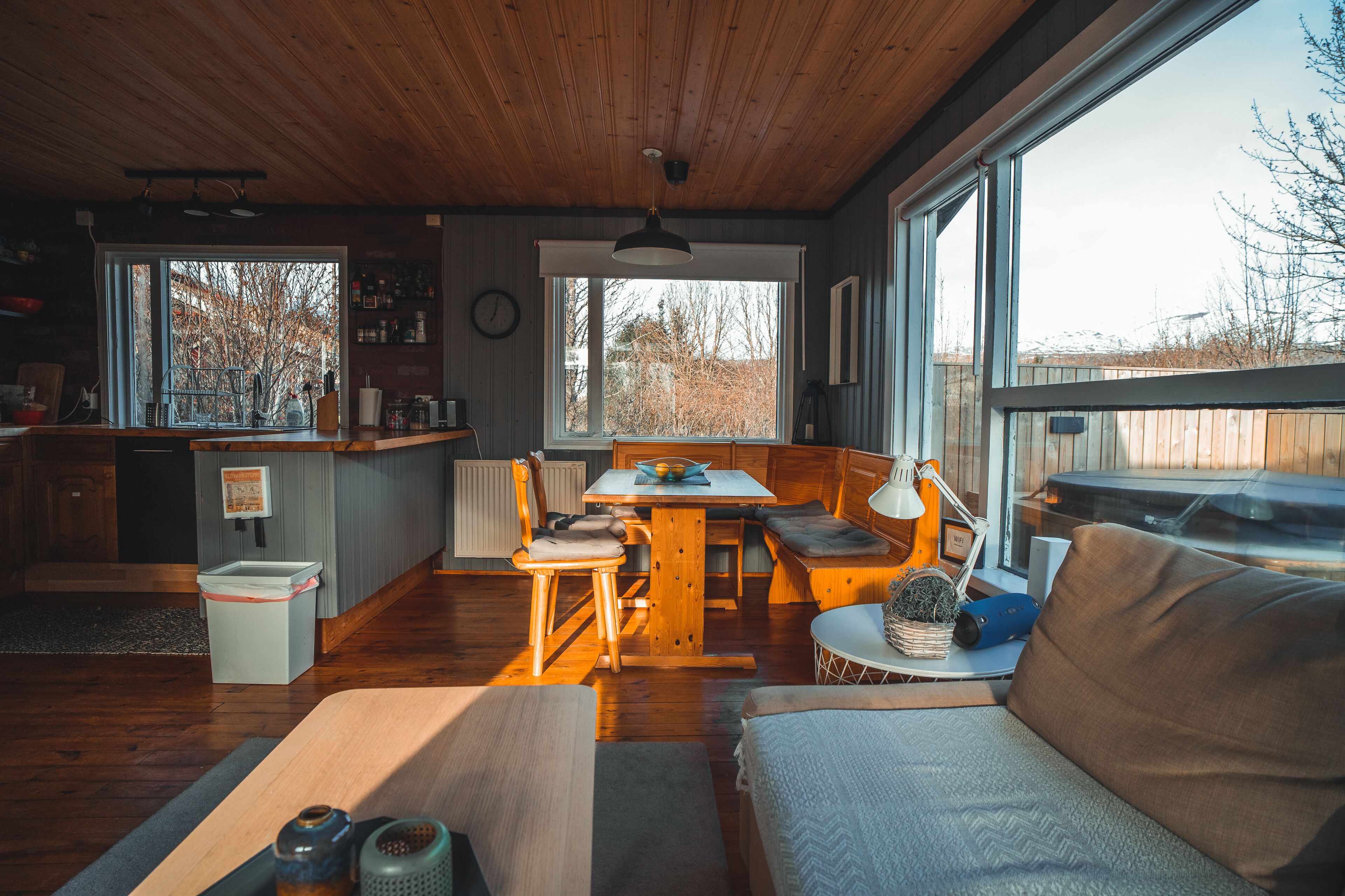 Una Smart TV, un reproductor de DVD, libros, una videoteca