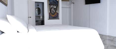 Habitación Deluxe, 1 cama King size, para no fumadores, vista a la alberca | Escritorio, espacio para trabajar con laptop y cortinas blackout