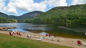 A lakeside beach with lounge chairs and a dock. - King Ensuite+Resort Access 1.5m+Waterfalls/hiking (Sapphire)