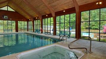 Piscina coperta, una piscina riscaldata