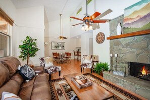 Een smart-tv en een open haard